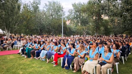 Alumnes graduats asseguts durant l'acte de lliurament d'orles de la URV al Campus Terres de l'Ebre a Tortosa