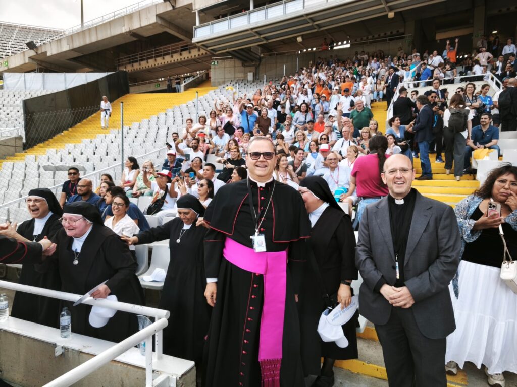 El Bisbe de Tortosa amb els pelegrins a la vigília del papa a Barcelona.
