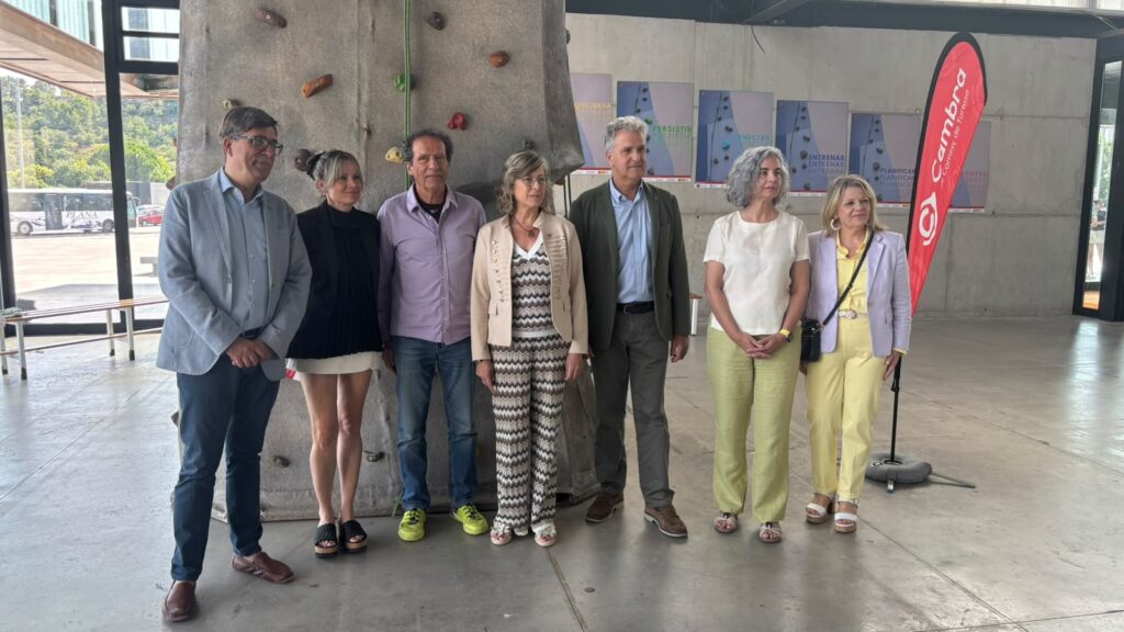 La Fira d’Ocupació +45 reuneix més de 40 empreses que busquen talent amb experiència Autoritats davant d'un rocòdrom a la Fira d’Ocupació +45 al pavelló firal de Remolins a Tortosa.