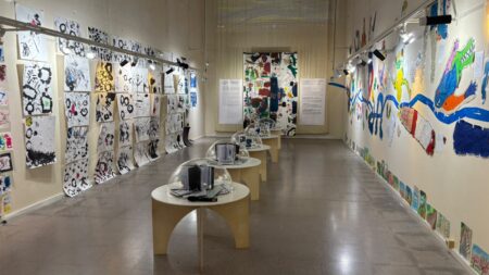 L’exposició Paisatges Creatius mostra la visió dels infants sobre el riu Ebre a través de l’art Exposició artística Paisatges Creatius al Museu de l'Ebre amb dibuixos infantils a les parets i quaderns de camp en taules rodones