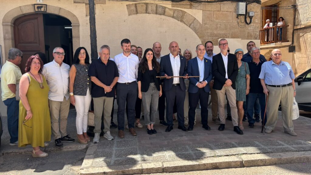Jaume Sabaté amb la possessió de la vara de nou alcalde, rodejat de representants institucionals.