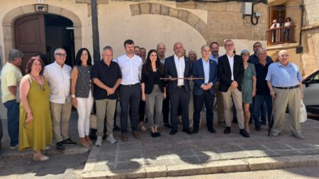 Jaume Sabaté es converteix en el nou alcalde de Bot Jaume Sabaté amb la possessió de la vara de nou alcalde, rodejat de representants institucionals.