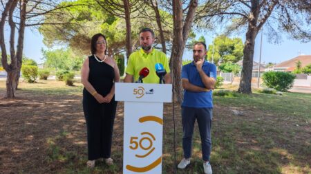 Presentació de l'agenda d'activitats d'estiu Viu Deltebre amb l'alcalde Lluís Soler i la regidora Lola Casanova a Deltebre, Baix Ebre.
