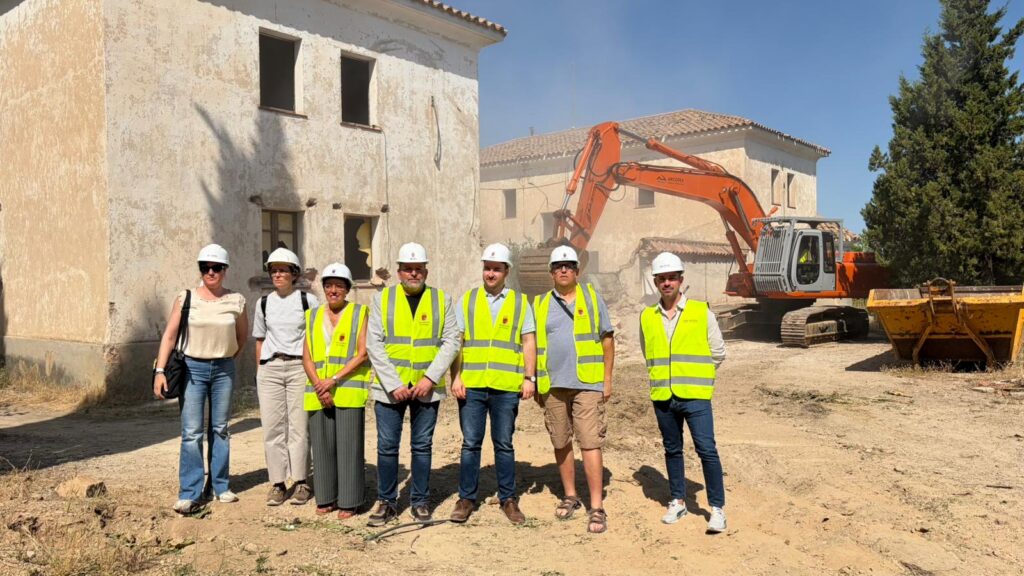 Tivissa inicia el camí cap a la futura residència de gent gran amb l’enderroc de l’antiga caserna de la Guàrdia Civil Representants de l'Ajuntament de Tivissa i responsables de l'obra davant l'enderroc de l'antiga caserna a la Ribera d'Ebre.