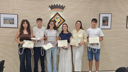 Alumnat de batxillerat guanyador dels Premis de Treballs de Recerca de la Terra Alta amb els diplomes a Gandesa.