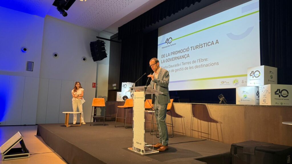 Enric Adell durant la seua intervenció en la jornada tècnica pel 40è aniversari del Patronat de Turisme de la Diputació de Tarragona a Altafulla.