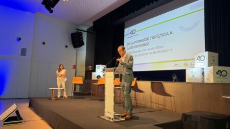 Enric Adell durant la seua intervenció en la jornada tècnica pel 40è aniversari del Patronat de Turisme de la Diputació de Tarragona a Altafulla.