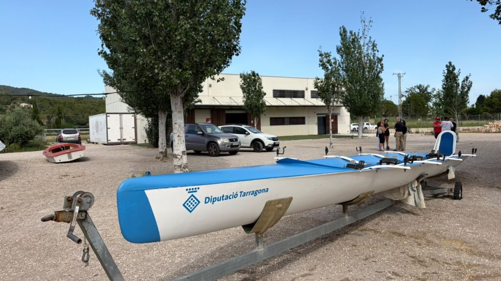 Vint dones participaran en un estudi sobre els beneficis del rem després d’un càncer de mama Embarcació de rem adaptat del Club de Rem Tortosa per a l'estudi
