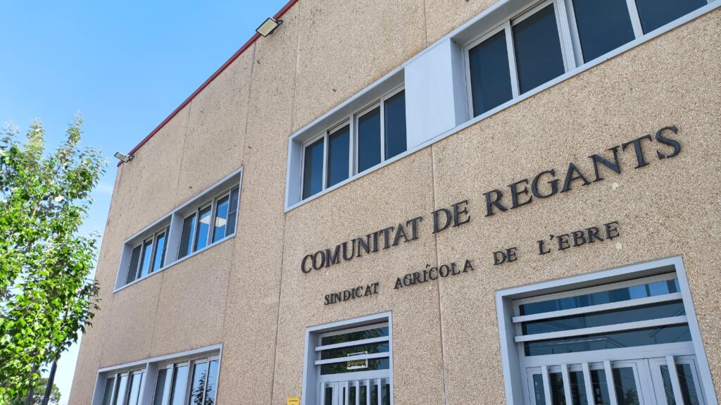 Façana principal de la seu de la Comunitat de Regants de l'Esquerra de l'Ebre al municipi de Deltebre, comarca del Baix Ebre.