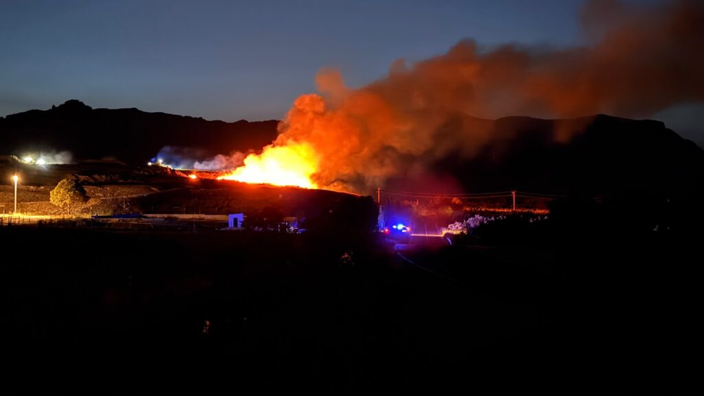 Incendi actiu a l'abocador del COPATE a Mas de Barberans amb grans flames i una densa columna de fum negre a les Terres de l'Ebre.