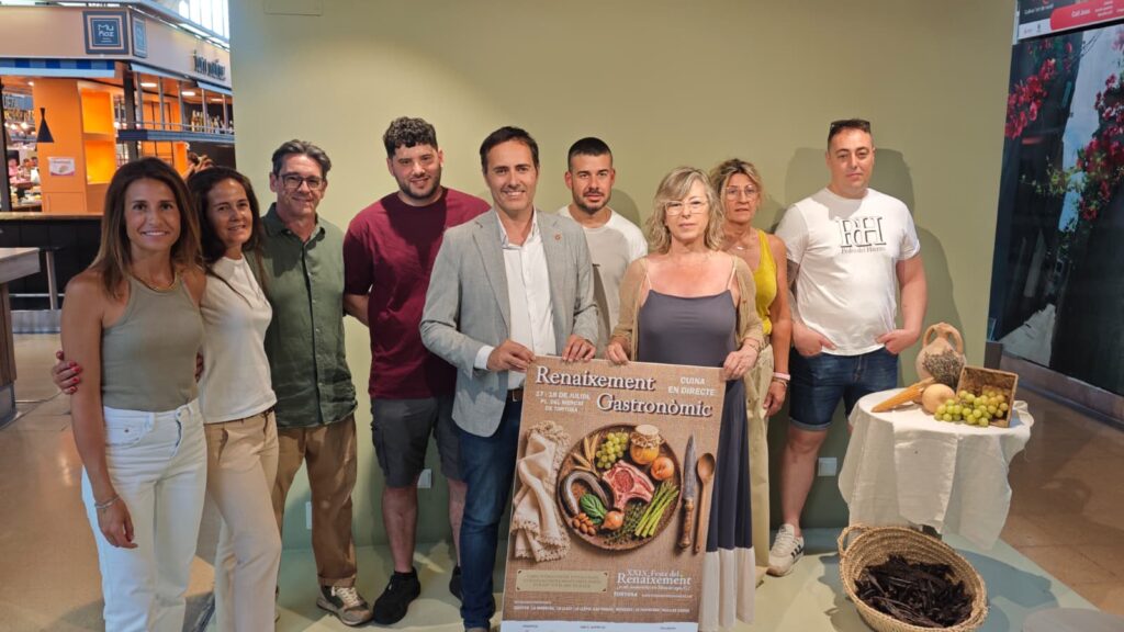 Presentació oficial de les jornades del Renaixement Gastronòmic a l'interior del Mercat de Tortosa amb representants polítics i restauradors locals.