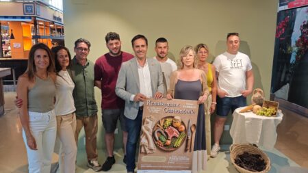 Presentació oficial de les jornades del Renaixement Gastronòmic a l'interior del Mercat de Tortosa amb representants polítics i restauradors locals.