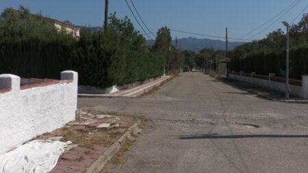 Estat actual del paviment deteriorat i les voreres d'un carrer de la urbanització Tres Cales a l'Ametlla de Mar, al Baix Ebre