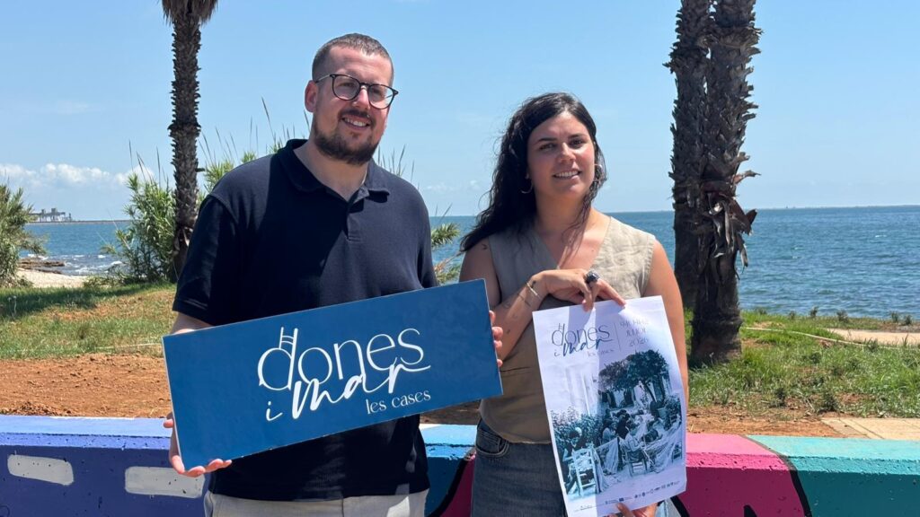 L'alcalde d'Alcanar Marc Chavalera i la regidora Mar Sancho presenten el cartell de la cinquena edició de Dones i Mar a les Cases d'Alcanar