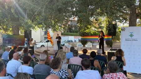 Acte de celebració del Dia Internacional per l'Alliberament LGBTIQ+ de la Ribera Orgullosa a la plaça del municipi de Miravet, Ribera d'Ebre.