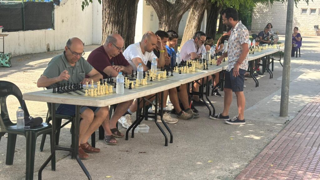 Partides simultànies d'escacs a l'aire lliure durant les Jornades Culturals de Masdenverge, Montsià