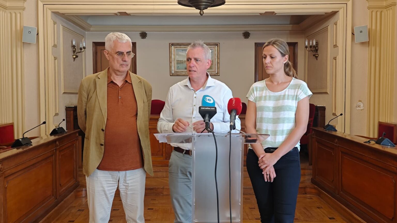 Roda de premsa de l'alcalde d'Amposta Adam Tomàs al saló de plens de l'Ajuntament per explicar els punts a debatre al Ple Municipal