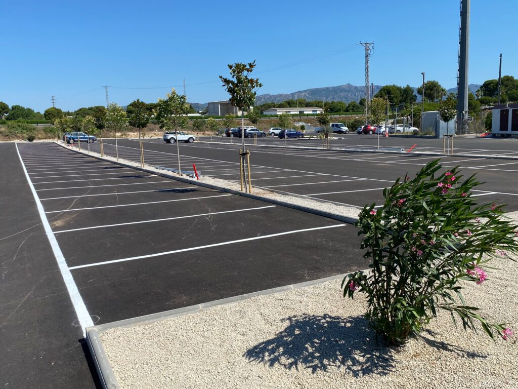 Nou aparcament dissuasiu asfaltat i senyalitzat amb línies blanques a l'avinguda Part de Cala de l'Ametlla de Mar, al Baix Ebre.