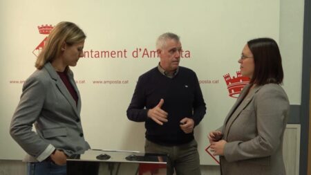 L'alcalde d'Amposta, Adam Tomàs, conversant amb dos representants municipals a la comarca del Montsià, Terres de l'Ebre.
