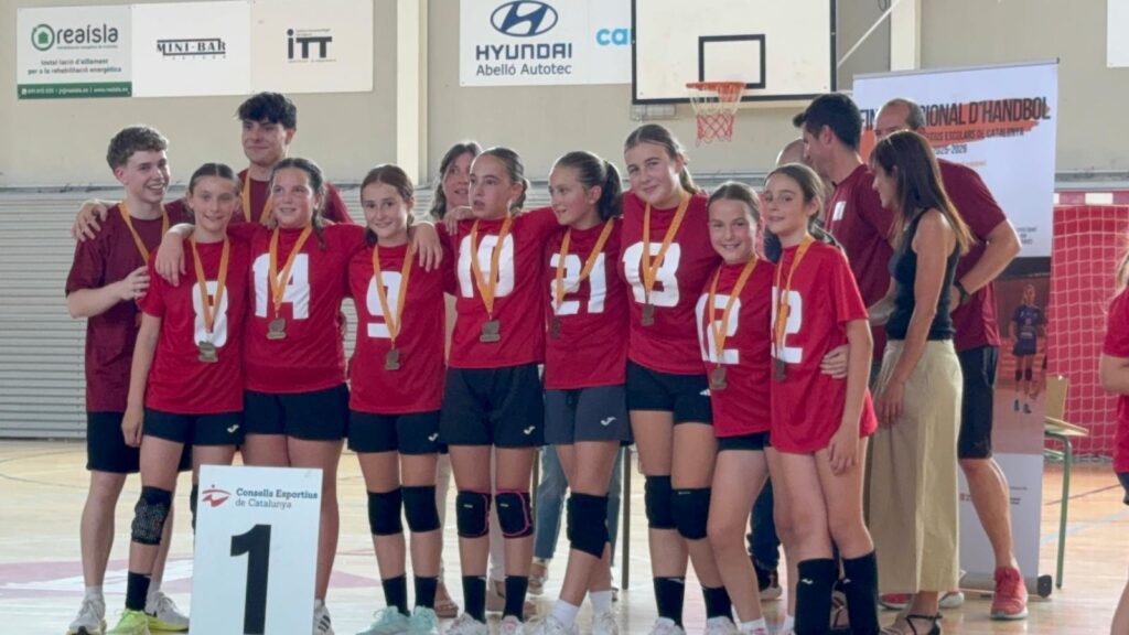 Jugadores de l'aleví femení del Centre Esportiu Tortosa celebrant el campionat dels Jocs Esportius Escolars de Catalunya al Pavelló del Temple.