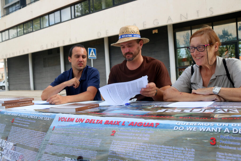 Ecologistes i sindicats reclamen més inversió per recuperar els sediments de l’Ebre Membres de Sediments i Ecologistes en Acció presentant al·legacions pel Delta de l'Ebre a Amposta.