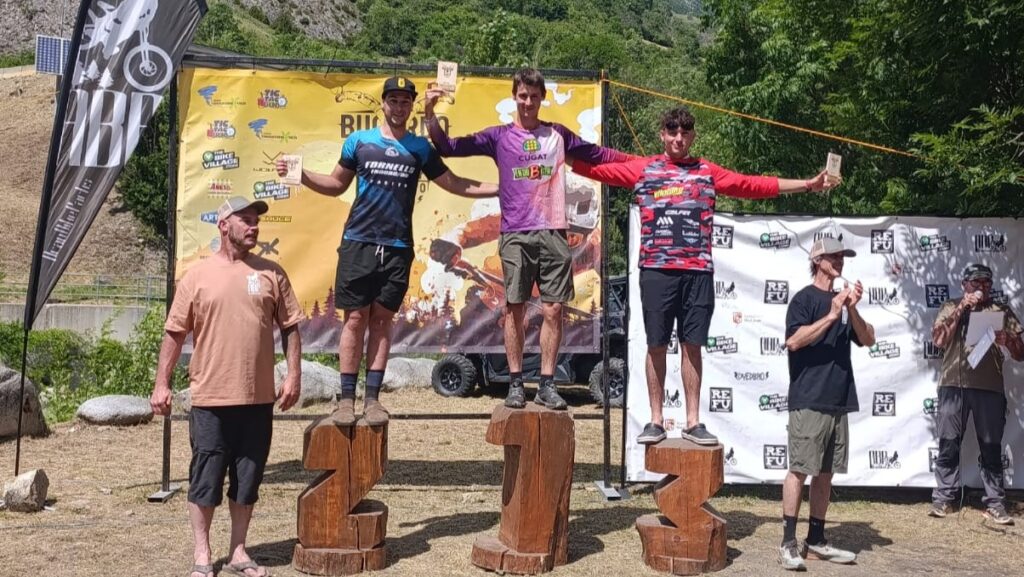 Agustí Cirera revalida títol a la Copa Catalana d’Enduro amb una victòria a la Vall d’Aran Agustí Cirera celebra la victòria de la Copa Catalana d'Enduro a la Vall d'Aran.