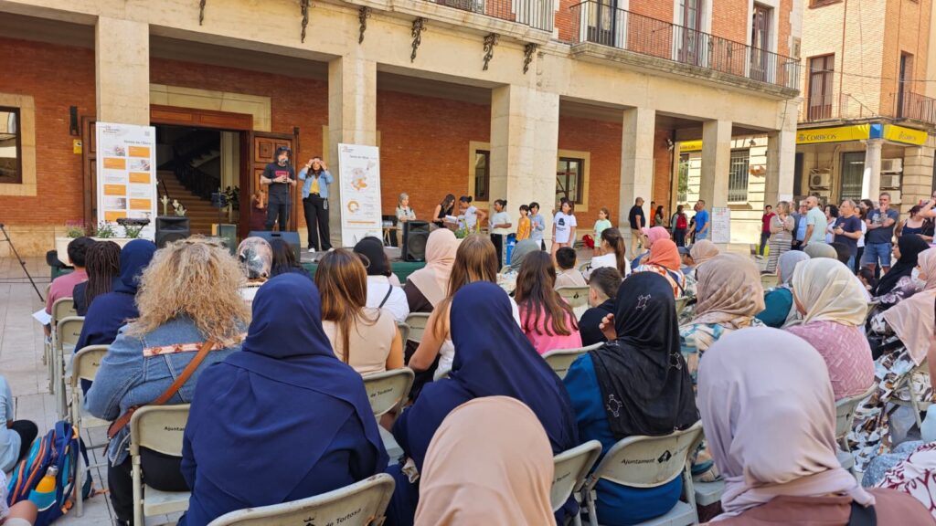 Acte de cloenda del Pla Educatiu d'Entorn a la plaça de l'Ajuntament de Tortosa, Baix Ebre.