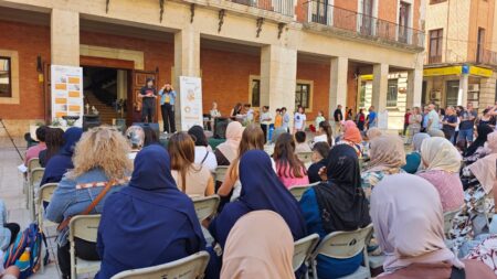 Acte de cloenda del Pla Educatiu d'Entorn a la plaça de l'Ajuntament de Tortosa, Baix Ebre.