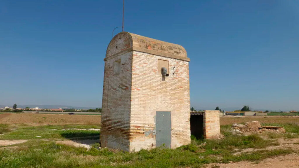 Antiga caseta de coeteres de totxo i calç en un camp d'arròs del delta de l'Ebre.