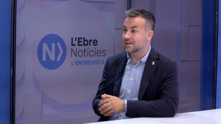 L'alcalde de Deltebre, Lluís Soler, durant l'entrevista als estudis de Canal TE a Tortosa, Baix Ebre.