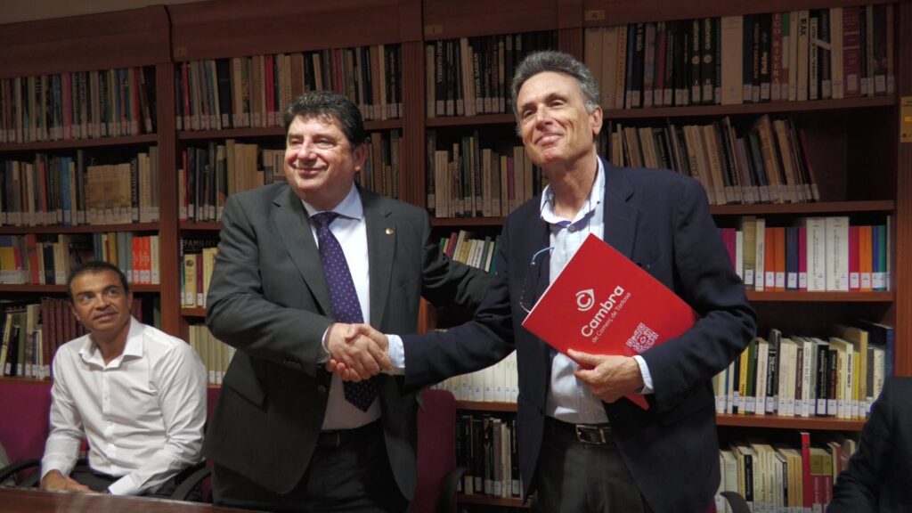 Francesc Faiges i Federico Mayor Menéndez formalitzen a Tortosa el lliurament del llegat cultural de la Fundació Cultura de Pau.