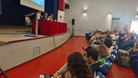 Jornada sobre l'impacte socioeconòmic de la intel·ligència artificial al teatre de Móra la Nova, a la Ribera d'Ebre.