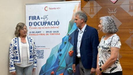 Presentació oficial de la Fira d'Ocupació +45 al pavelló de Remolins de Tortosa amb autoritats i organitzadors.