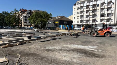 Obres de construcció del nou aparcament als antics terrenys d'Adif a Tortosa amb maquinària i operaris treballant sobre el terreny.