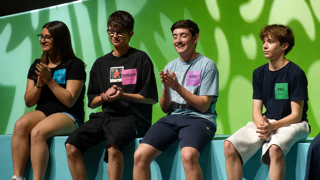 Roger Franch, estudiant de l'institut de Camarles, assegut al costat de tres finalistes més al plató de la final nacional del Pica-lletres a les Terres de l'Ebre.