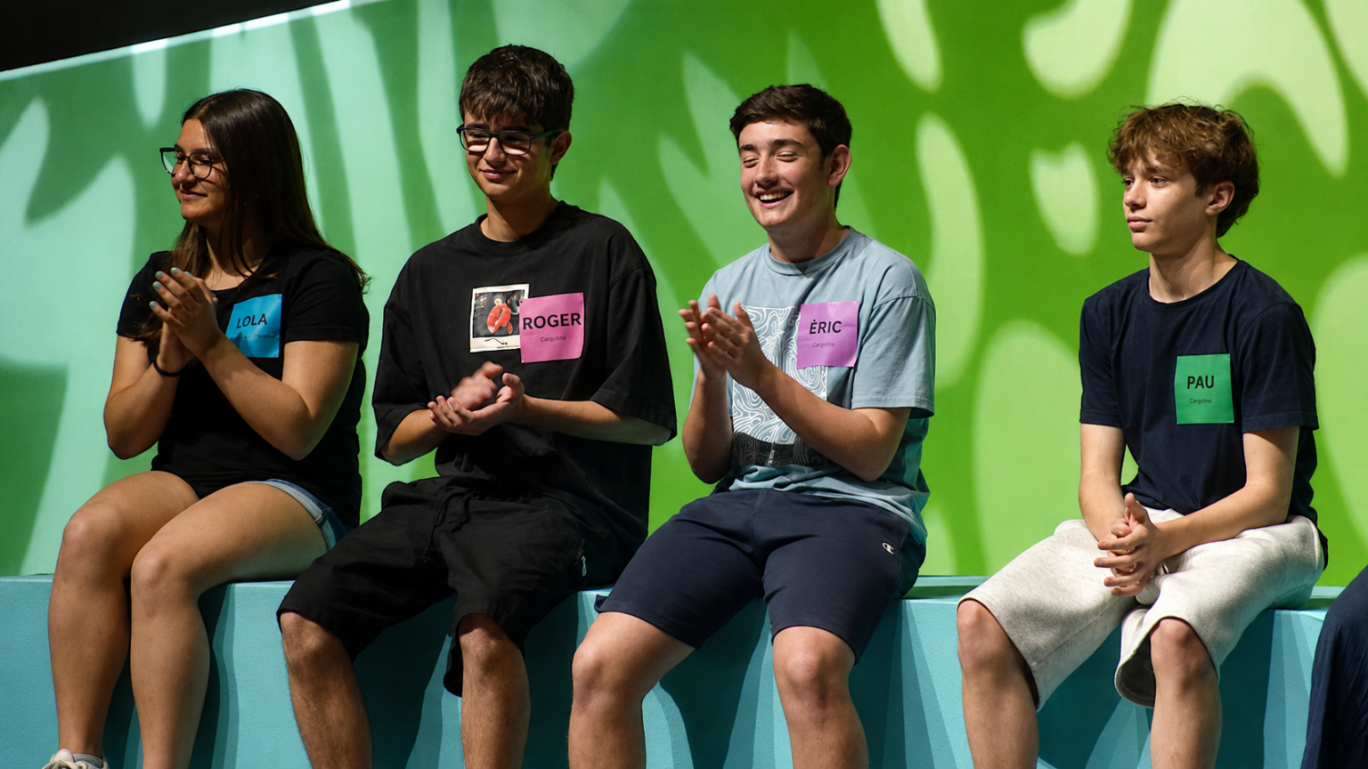 Roger Franch, estudiant de l'institut de Camarles, assegut al costat de tres finalistes més al plató de la final nacional del Pica-lletres a les Terres de l'Ebre.