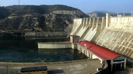 Vista panoràmica de la gran presa de l'embassament de Mequinensa l'any 2023 amb baix nivell d'aigua a les Terres de l'Ebre.