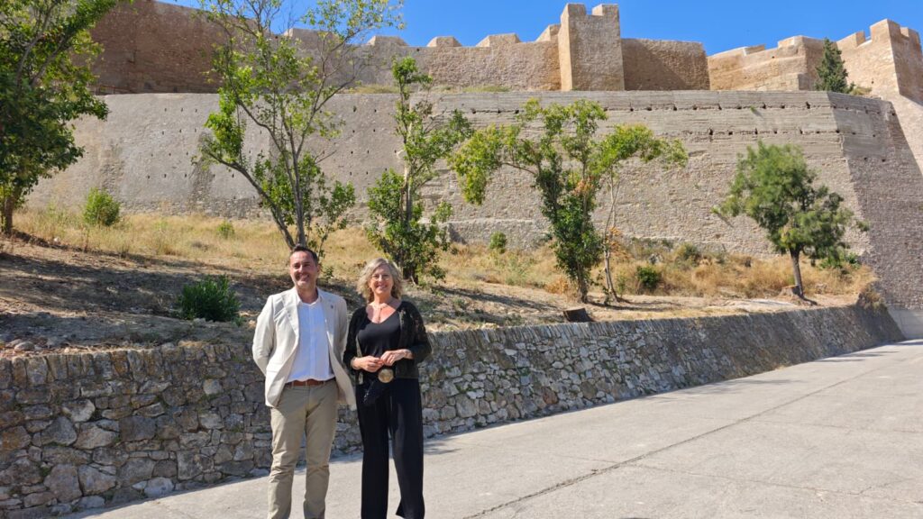 L'alcaldessa de Tortosa, Mar Lleixà, i el regidor de la Festa del Renaixement, Jordi Jordan, davant de les muralles del Castell de la Suda de Tortosa, Baix Ebre.