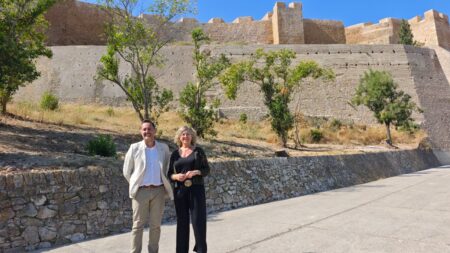 L'alcaldessa de Tortosa, Mar Lleixà, i el regidor de la Festa del Renaixement, Jordi Jordan, davant de les muralles del Castell de la Suda de Tortosa, Baix Ebre.