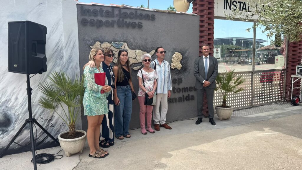 Santa Bàrbara homenatja l’exalcalde Josep Bertomeu ficant el seu nom a les instal·lacions esportives Inauguració de les instal·lacions esportives Josep Bertomeu a Santa Bàrbara, Montsià, Terres de l'Ebre.
