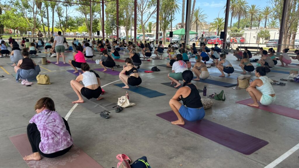 Participants fent exercicis de ioga al pavelló poliesportiu del Poblenou del Delta durant el Loyogafest.