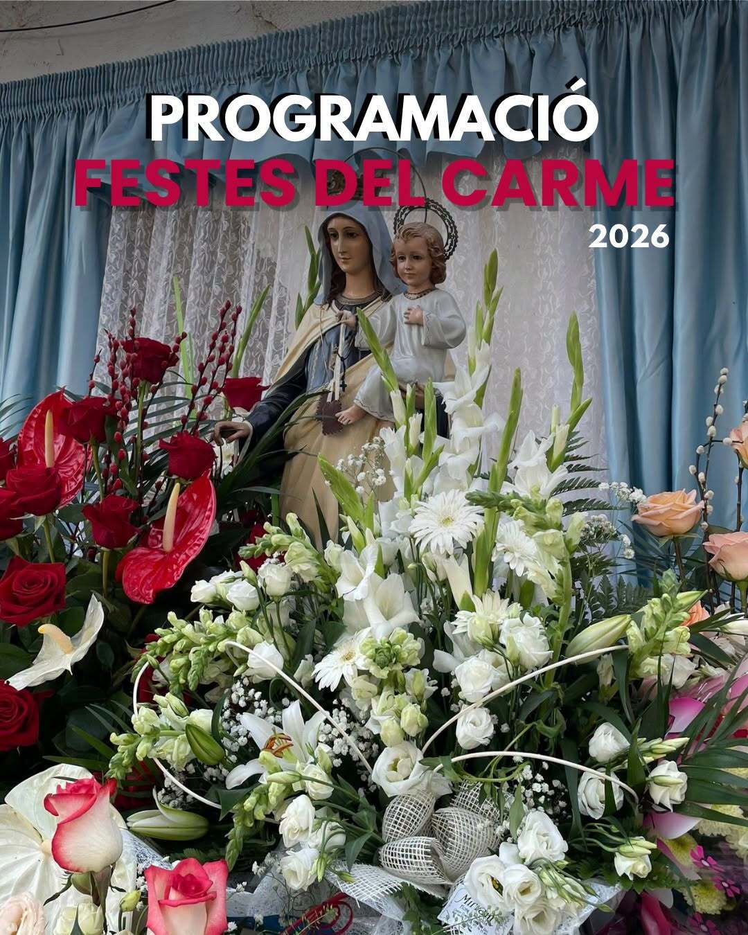 Cartell oficial de les Festes del Carme 2026 a la Ràpita amb la imatge de la Mare de Déu i un gran ram de flors blanques i roges.
