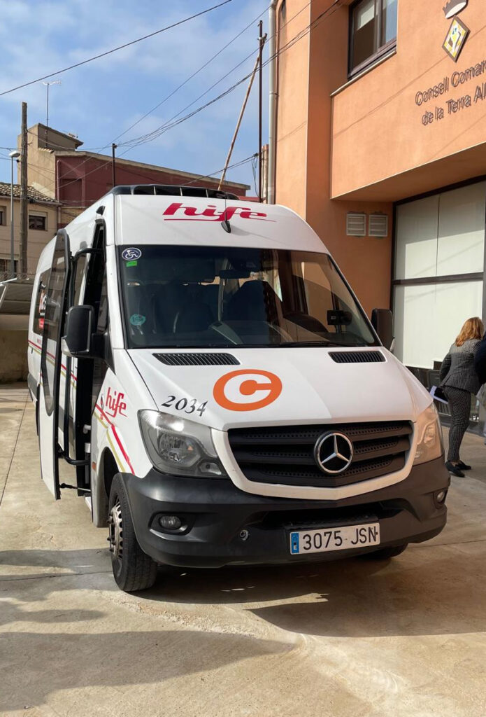 Minibús de l'empresa Hife del servei Clic.cat davant del Consell Comarcal de la Terra Alta a Gandesa.