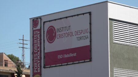 Punt i a part a l’Institut Cristòfol Despuig: nou equip directiu mentre l’exdirectora porta el cas als tribunals Façana principal de l'Institut Cristòfol Despuig de Tortosa, al Baix Ebre, amb el cartell d'ESO i Batxillerat.