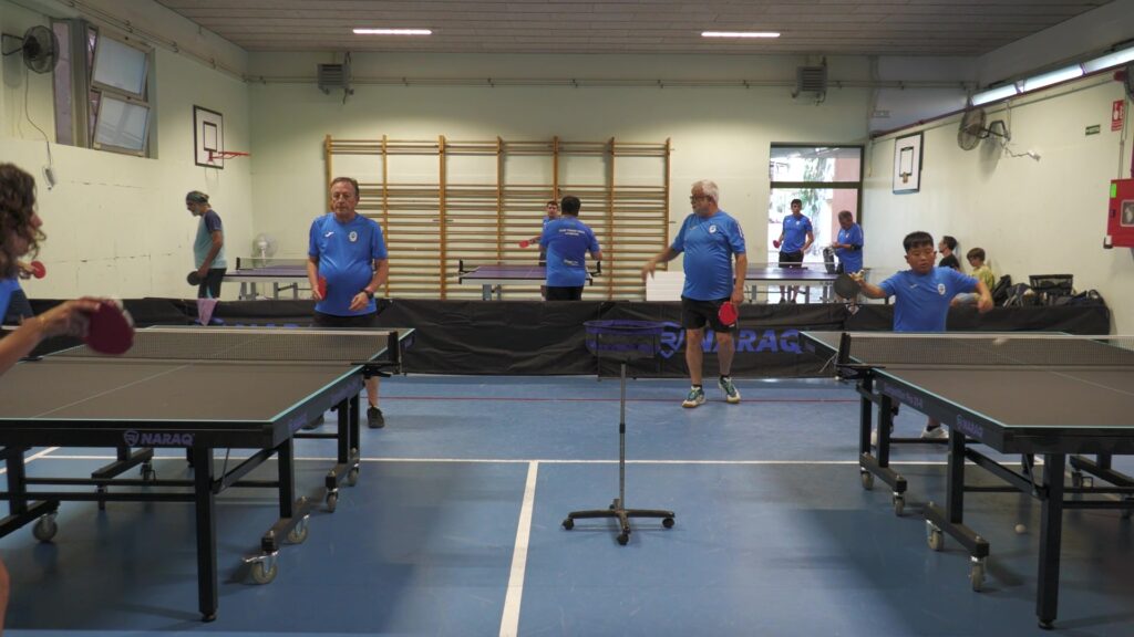 El Club Tennis Taula la Ràpita firma una gran temporada en el seu primer any de competició Jugadors del Club Tennis Taula la Ràpita entrenant en un gimnàs escolar reconvertit al municipi de la Ràpita, comarca del Montsià.