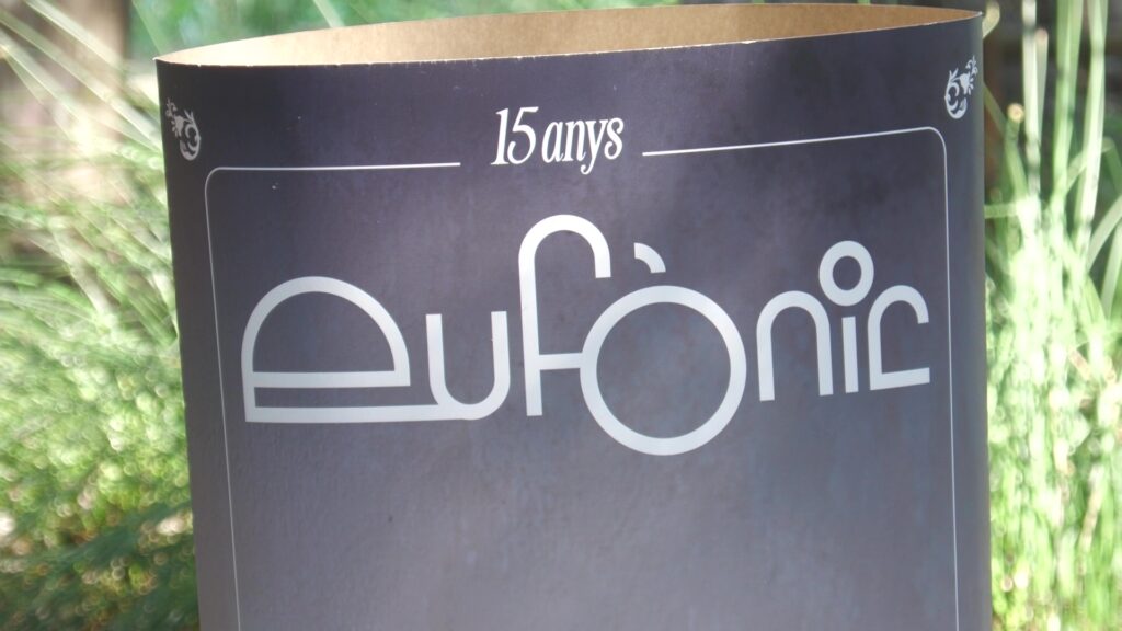 Cartell informatiu de la quinzena edició del festival Eufònic en una presentació de premsa celebrada en un entorn natural de les Terres de l'Ebre a Amposta.