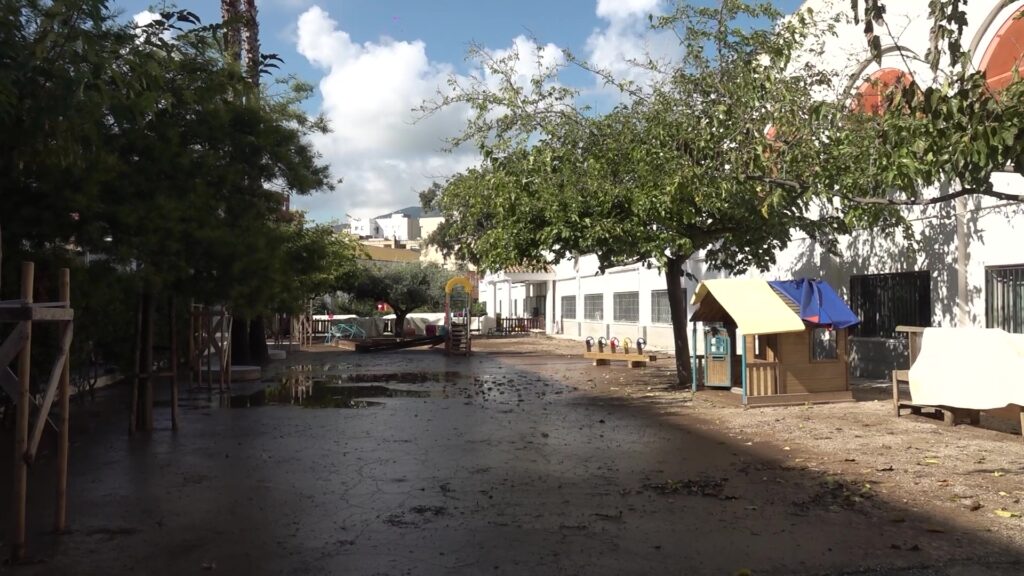 Pati exterior de l'escola Horta Vella de la Ràpita afectat i ple de fangar després de les inundacions a les Terres de l'Ebre.