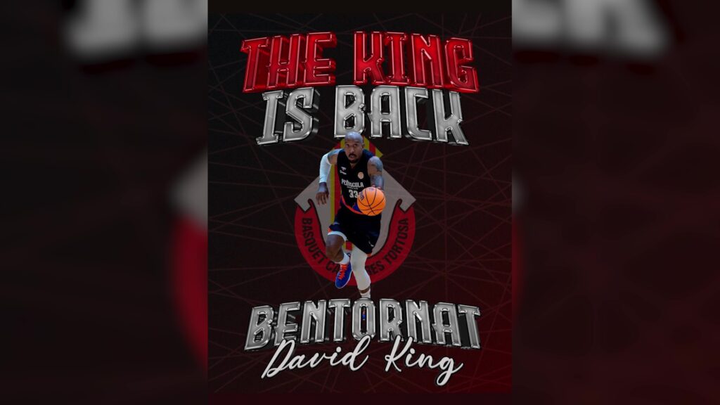 El pivot nord-americà David King somrient durant la seua presentació oficial amb el CB Cantaires Tortosa al pavelló municipal.