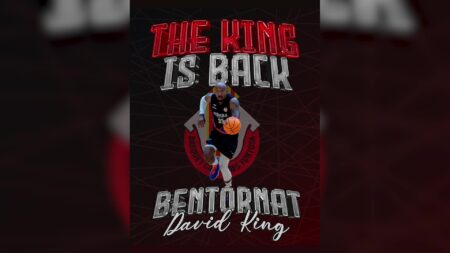 El pivot nord-americà David King somrient durant la seua presentació oficial amb el CB Cantaires Tortosa al pavelló municipal.