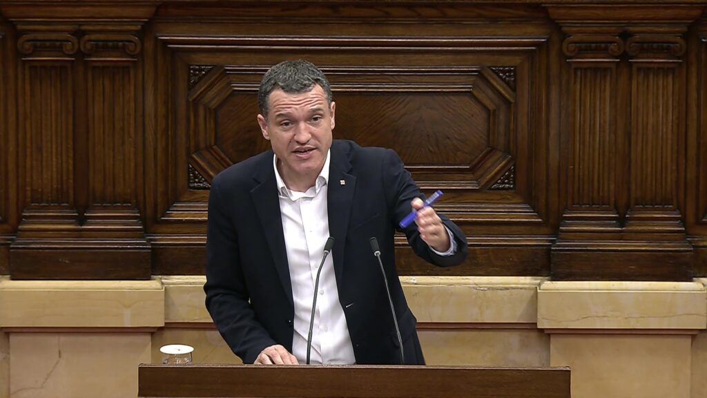 El conseller d'Agricultura, Òscar Ordeig, durant la seua intervenció al Parlament de Catalunya explicant les mesures per al sector del vi.